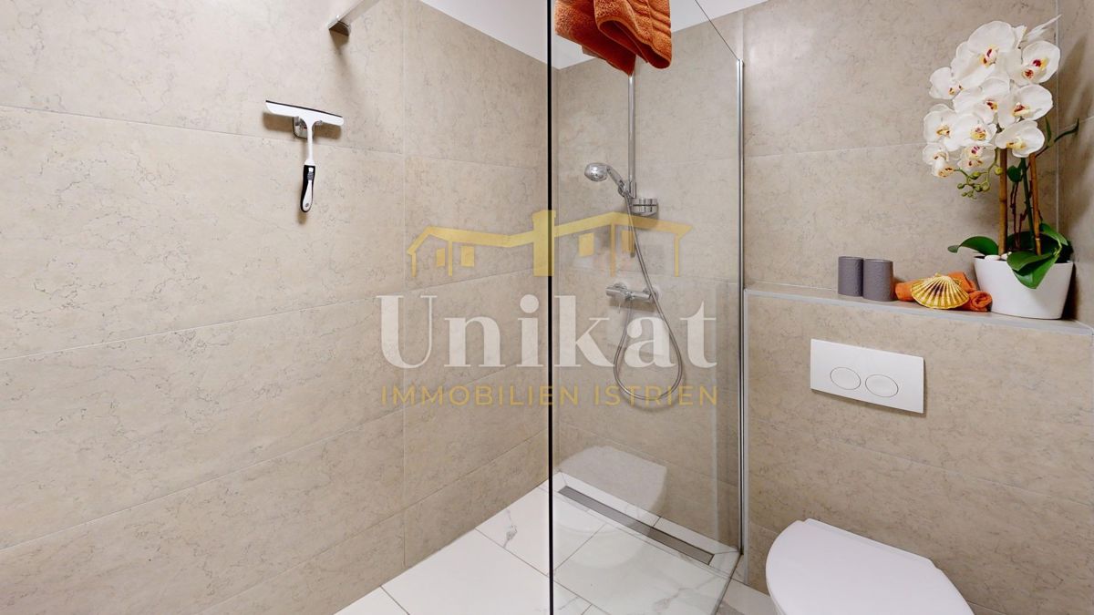 Čudovita dvojna hiša s bazenom